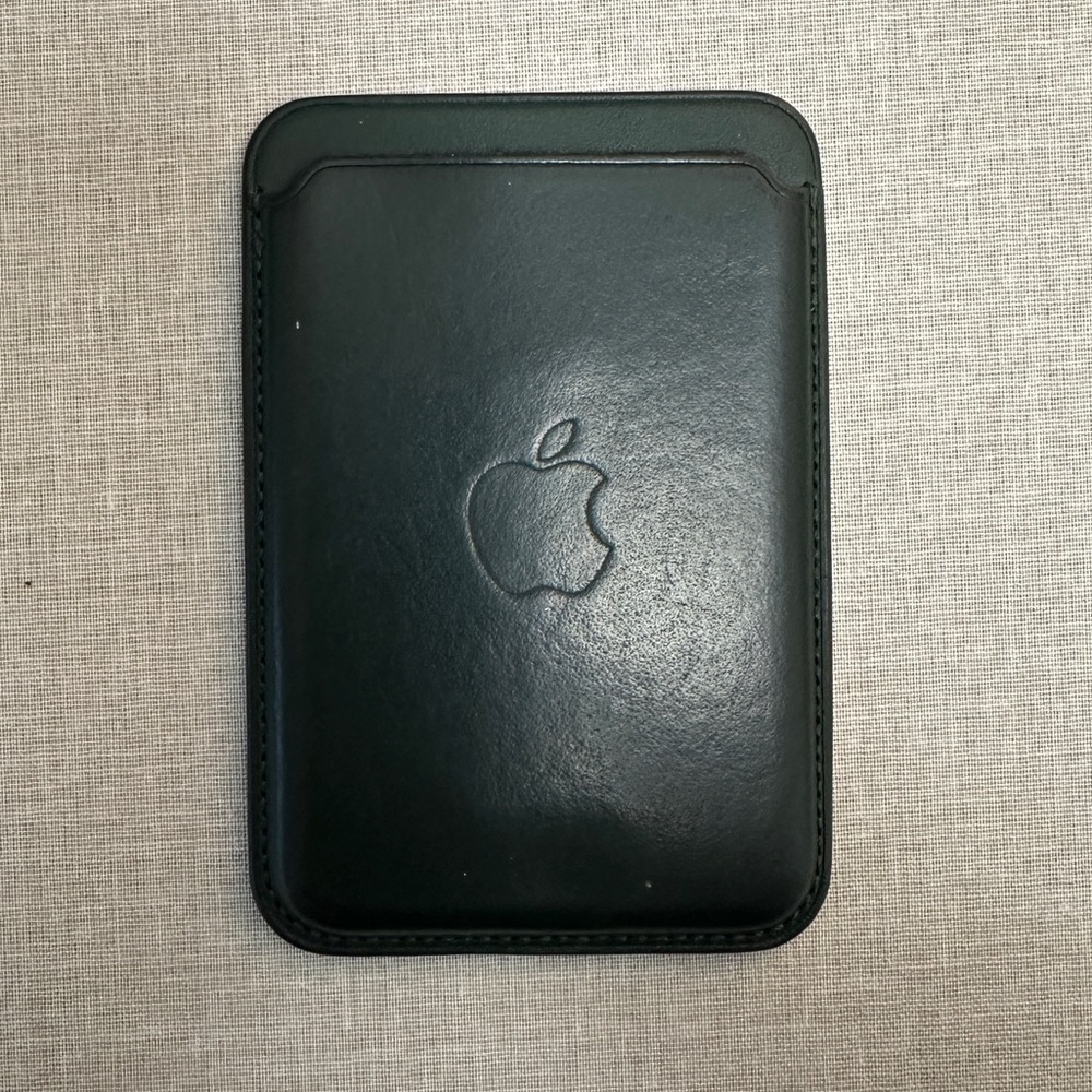 Apple Wallet in Green Leather (with FindMy)